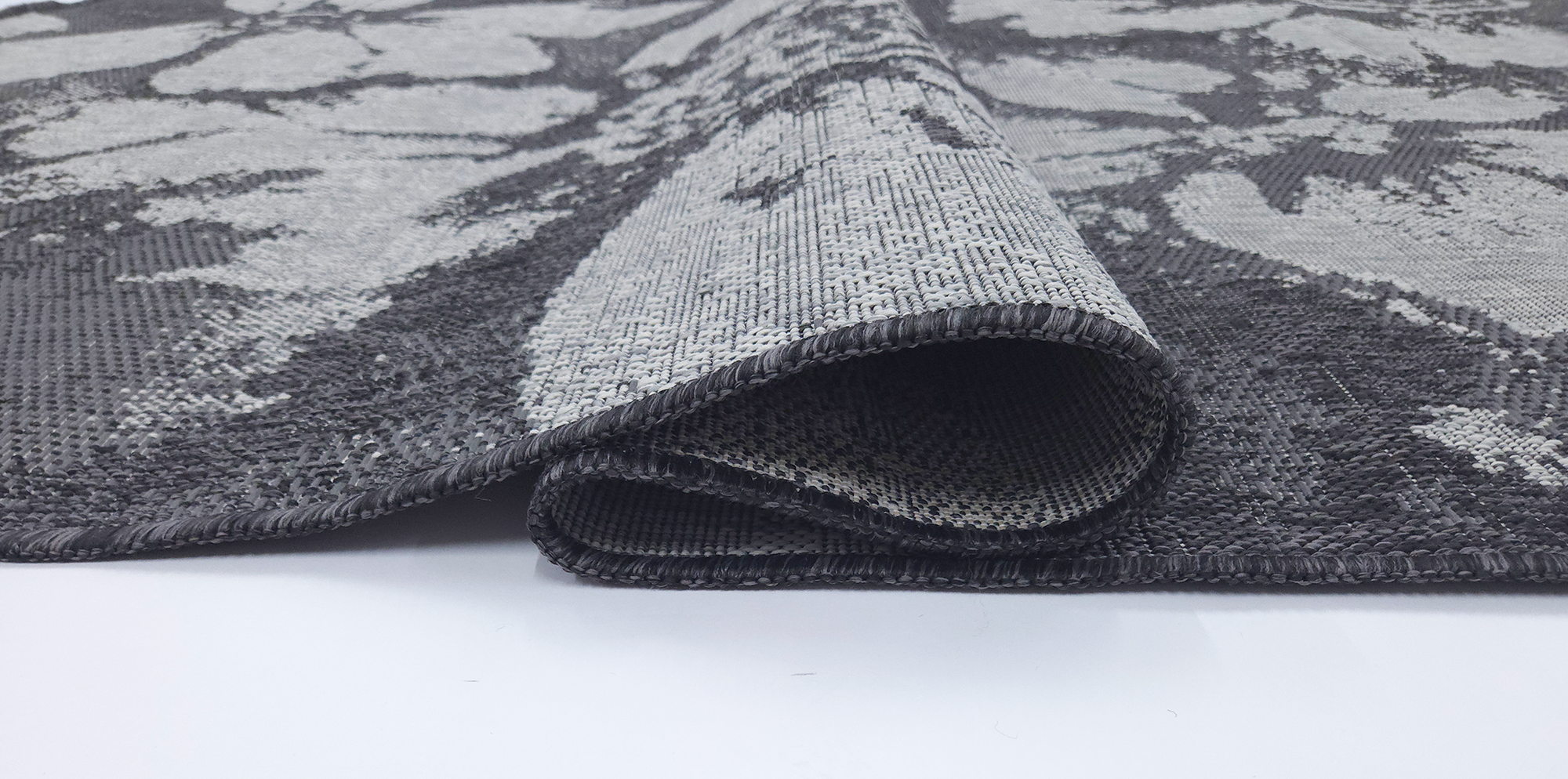 LUSH 1173 S. Black S. Grey